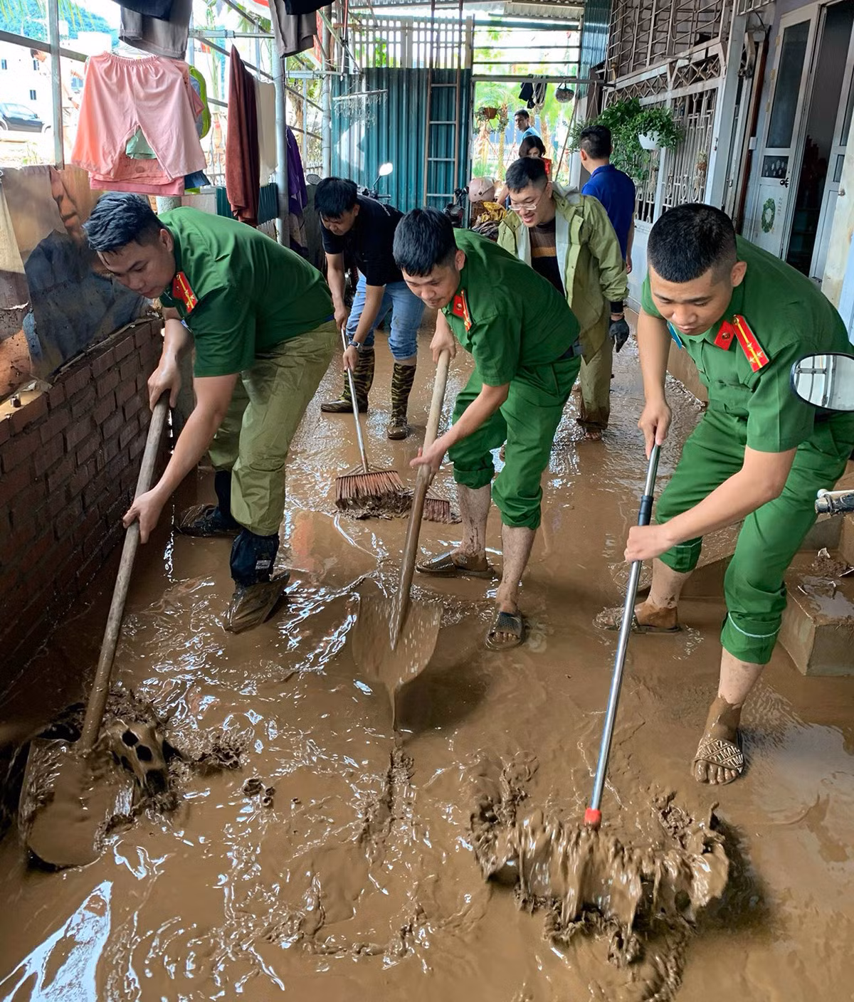 Công an tỉnh Sơn La dầm mình trong mưa lũ cứu dân -3