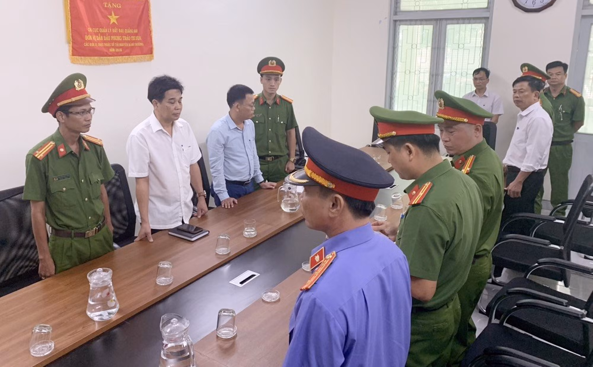 Bắt tạm giam 2 bị can tại Chi cục Quản lý đất đai Quảng Nam -0