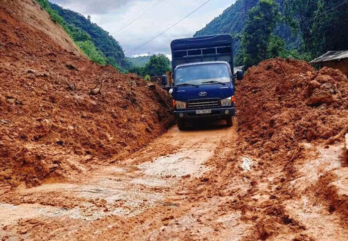 Mưa lớn gây thiệt hại về tài sản, nhiều tuyến đường bị sạt lở tại Sơn La -0