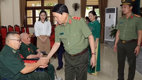 Thứ trưởng Lê Quốc Hùng thăm, tặng quà 2 Trung tâm Điều dưỡng thương binh tại Hà Nam