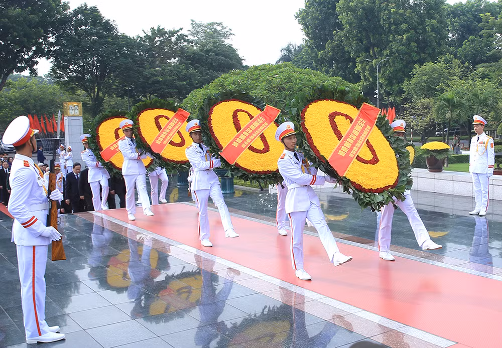 Lãnh đạo Đảng, Nhà nước và Bộ Công an viếng Chủ tịch Hồ Chí Minh và các Anh hùng liệt sĩ -0