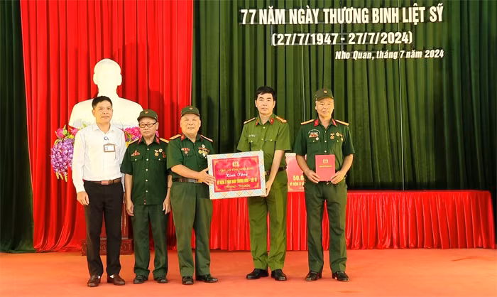 Đoàn Công tác của Bộ Công an thăm, tặng quà tại Trung tâm điều dưỡng thương binh Nho Quan -1