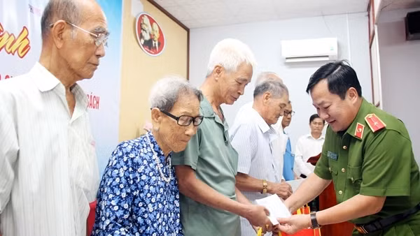 Tặng quà, khám bệnh, cấp phát thuốc miễn phí tại vùng căn cứ cách mạng