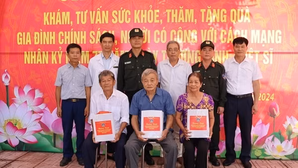 Cảnh sát cơ động tổ chức khám sức khoẻ, tri ân người có công với cách mạng nhân dịp 27/7