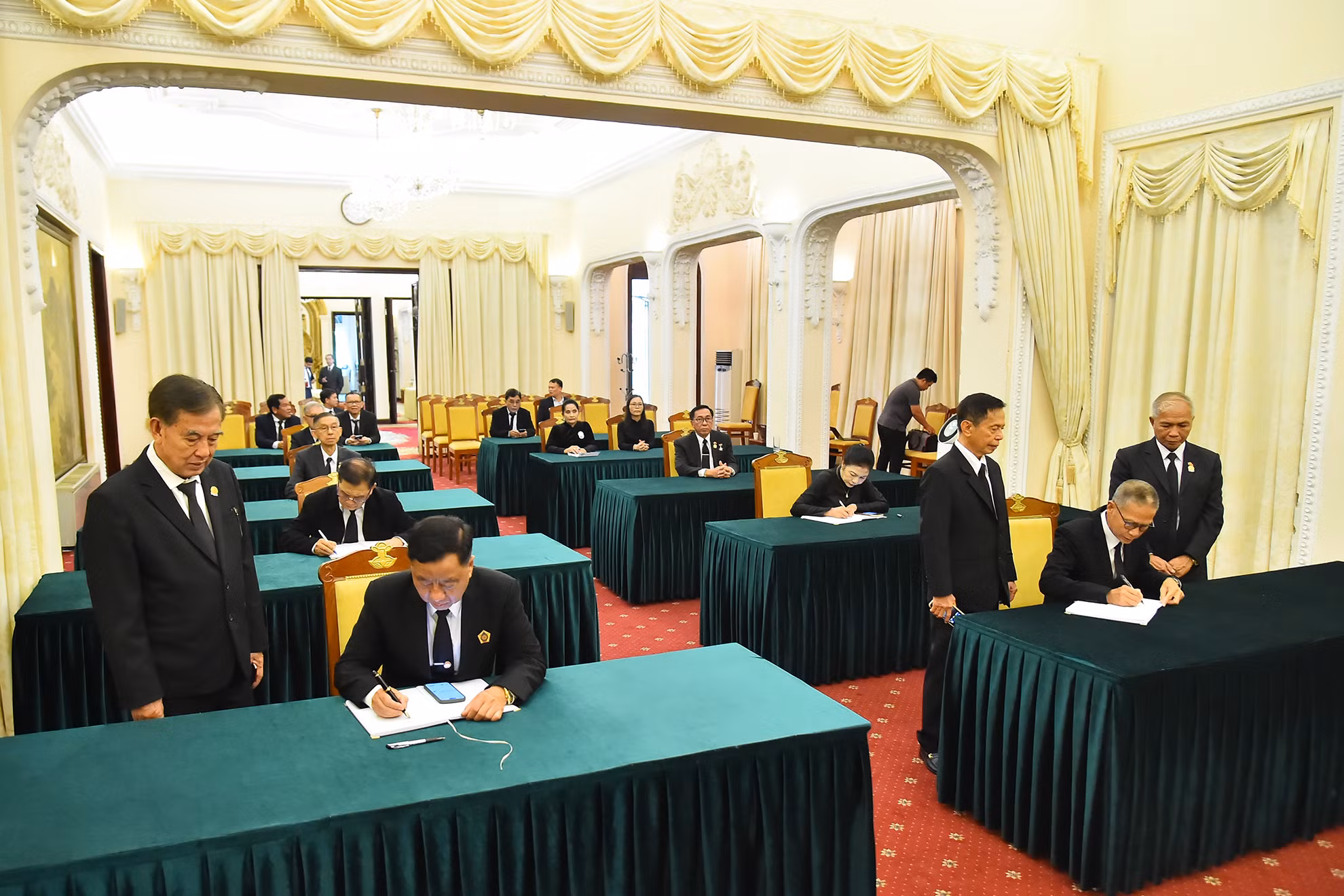 Đại sứ các nước, kiều bào viết sổ tang kính tiễn đưa Tổng Bí thư Nguyễn Phú Trọng - 3