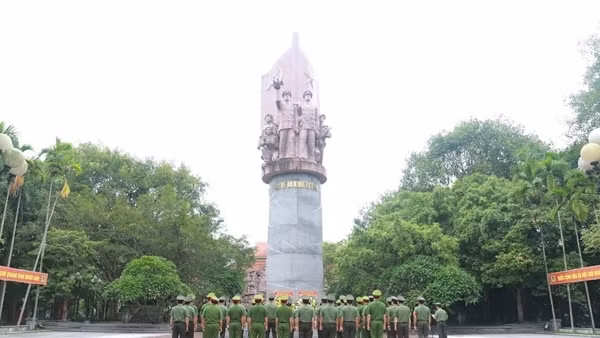 Đoàn đại biểu Bộ Công an dâng hương tại Tuyên Quang