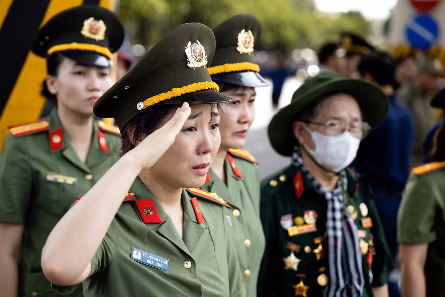 Cán bộ, chiến sĩ Công an&nbsp;nén nỗi buồn&nbsp;để hoàn thành nhiệm vụ vinh dự, tự hào -0