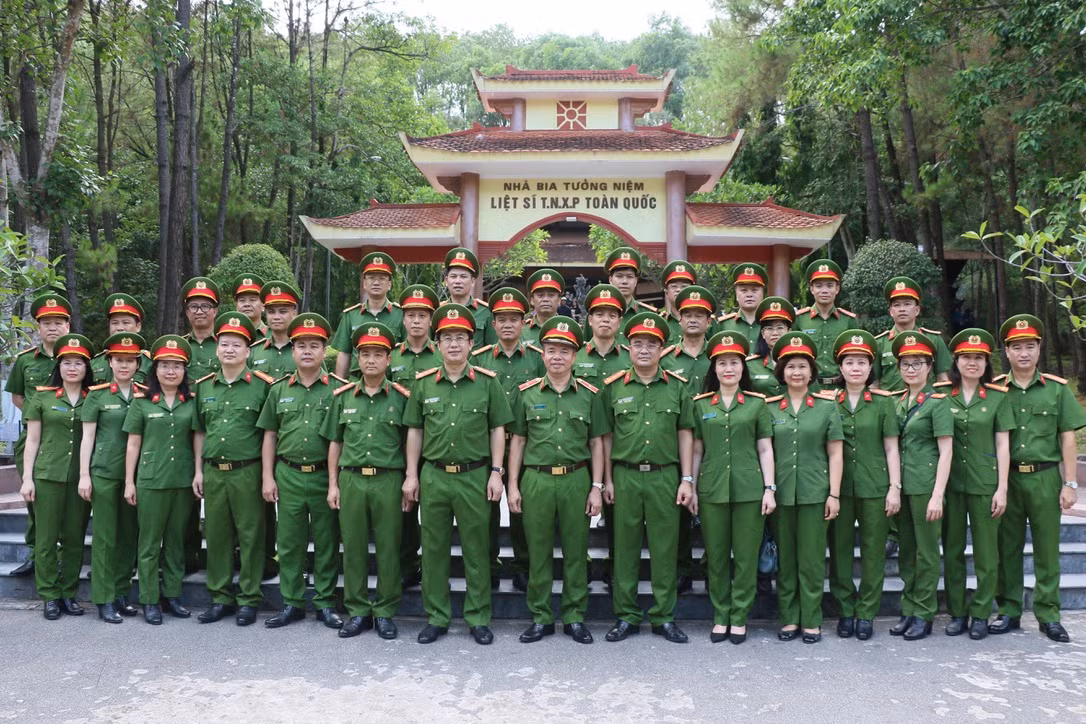 đoàn chụp hình lưu niệm tại khu di tích nga ba đồng lộc.jpeg -0