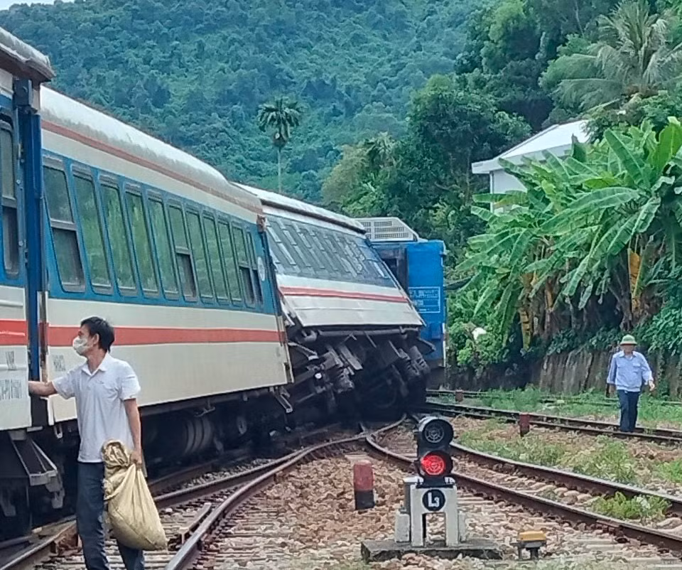 Tàu sắt Bắc - Nam chở khách trật bánh 2 toa khi vào khu gian ga Lăng Cô -0