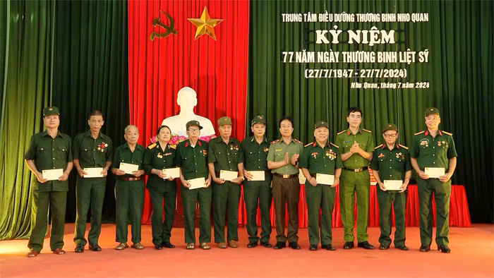 Đoàn Công tác của Bộ Công an thăm, tặng quà tại Trung tâm điều dưỡng thương binh Nho Quan -2