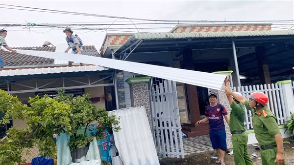 CBCS Công an giúp người dân khắc phục hậu quả do lốc xoáy