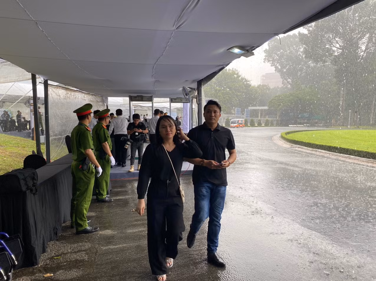Xúc động hình ảnh người dân rơi nước mắt khi viếng Tổng Bí thư Nguyễn Phú Trọng -0