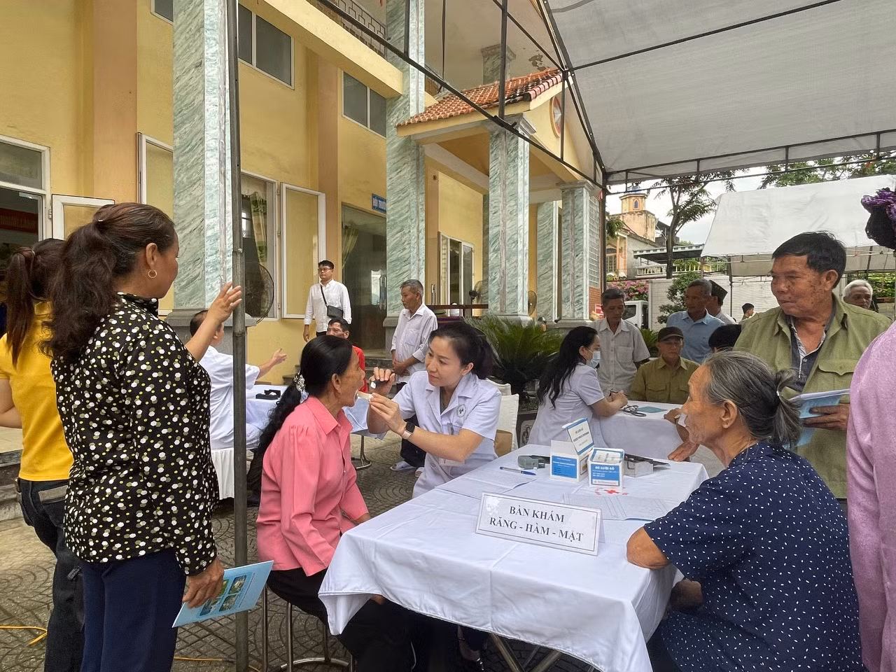 Khám bệnh, cấp phát thuốc miễn phí cho nhân dân xã Cẩm Tú -0