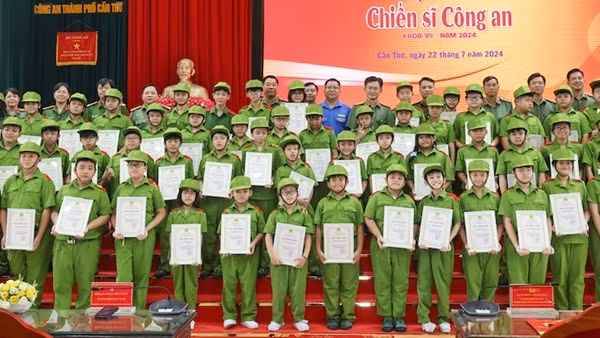 Bản lĩnh, tự tin và trưởng thành hơn qua chương trình “Học làm chiến sĩ Công an”