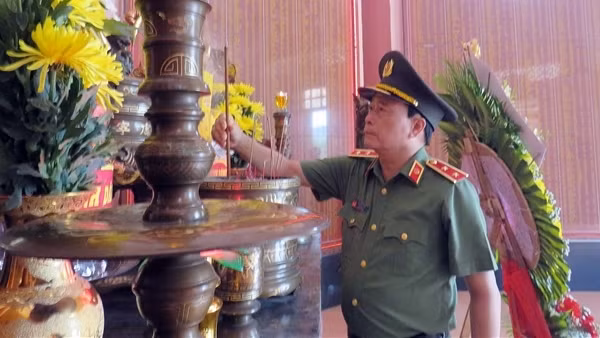 Thứ trưởng Lê Quốc Hùng tri ân các anh hùng, liệt sĩ tại Khu di tích An ninh khu V