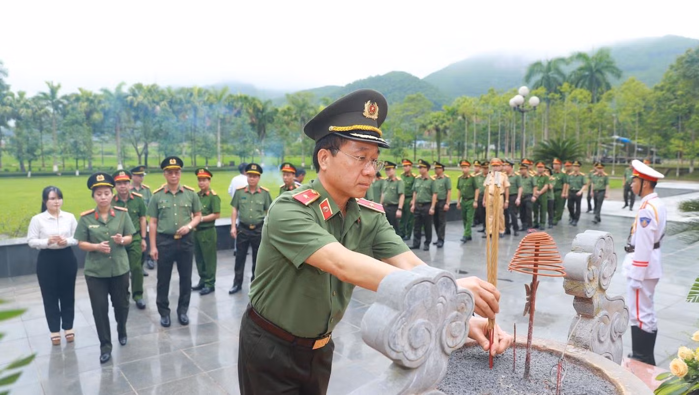 Đoàn đại biểu Bộ Công an dâng hương tại Tuyên Quang -1