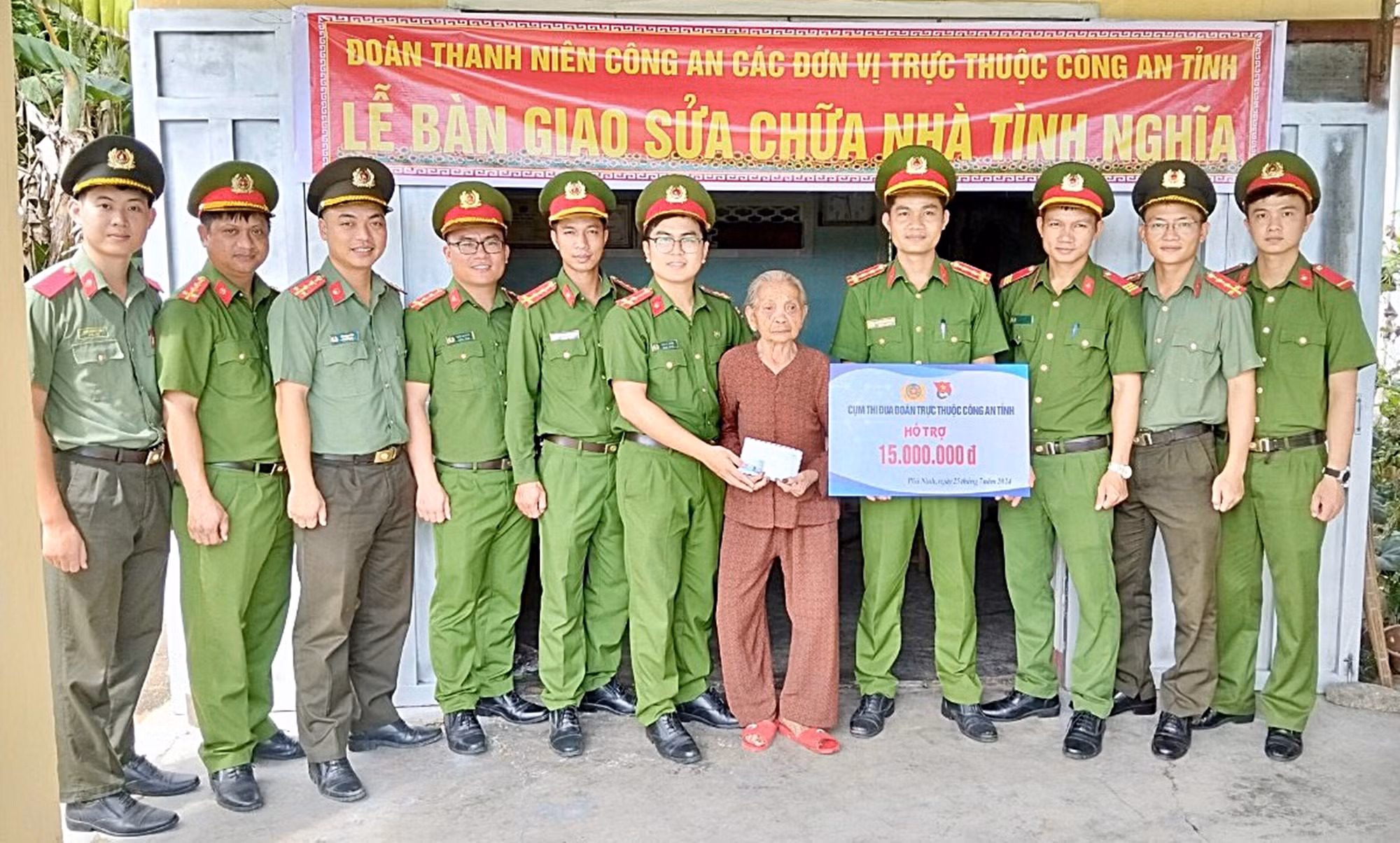 Hỗ trợ sửa chữa nhà cho cụ bà neo đơn -0