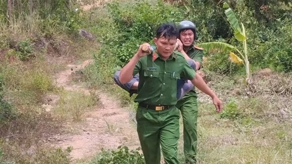 Khẩn trương vào núi cứu nạn nhiều nông dân bị ong đốt hàng trăm vết