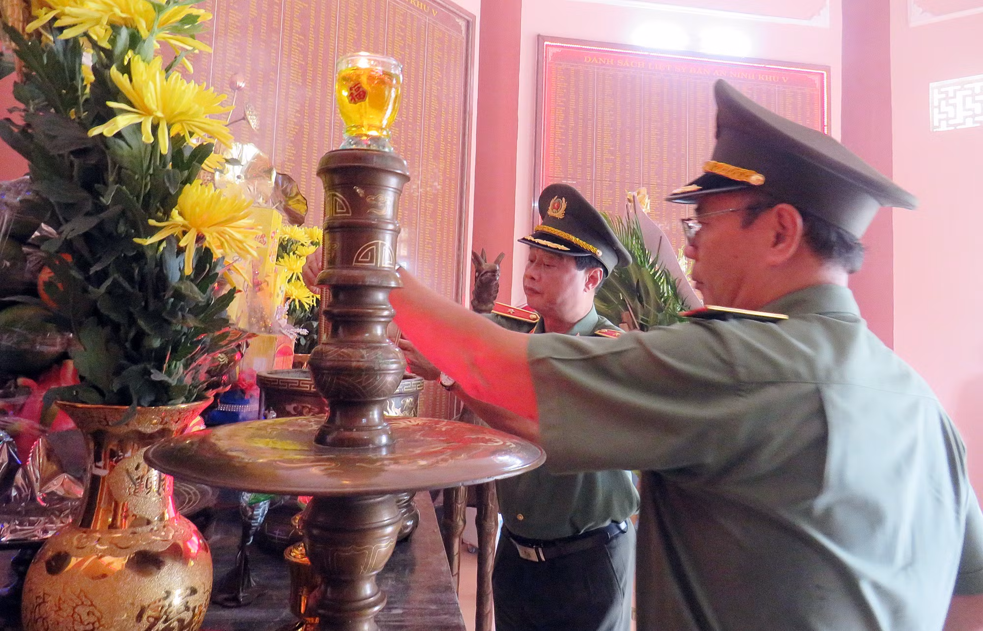 Đoàn công tác Đảng ủy Công an Trung ương, Bộ Công an tri ân các anh hùng, liệt sĩ tại Quảng Nam -0