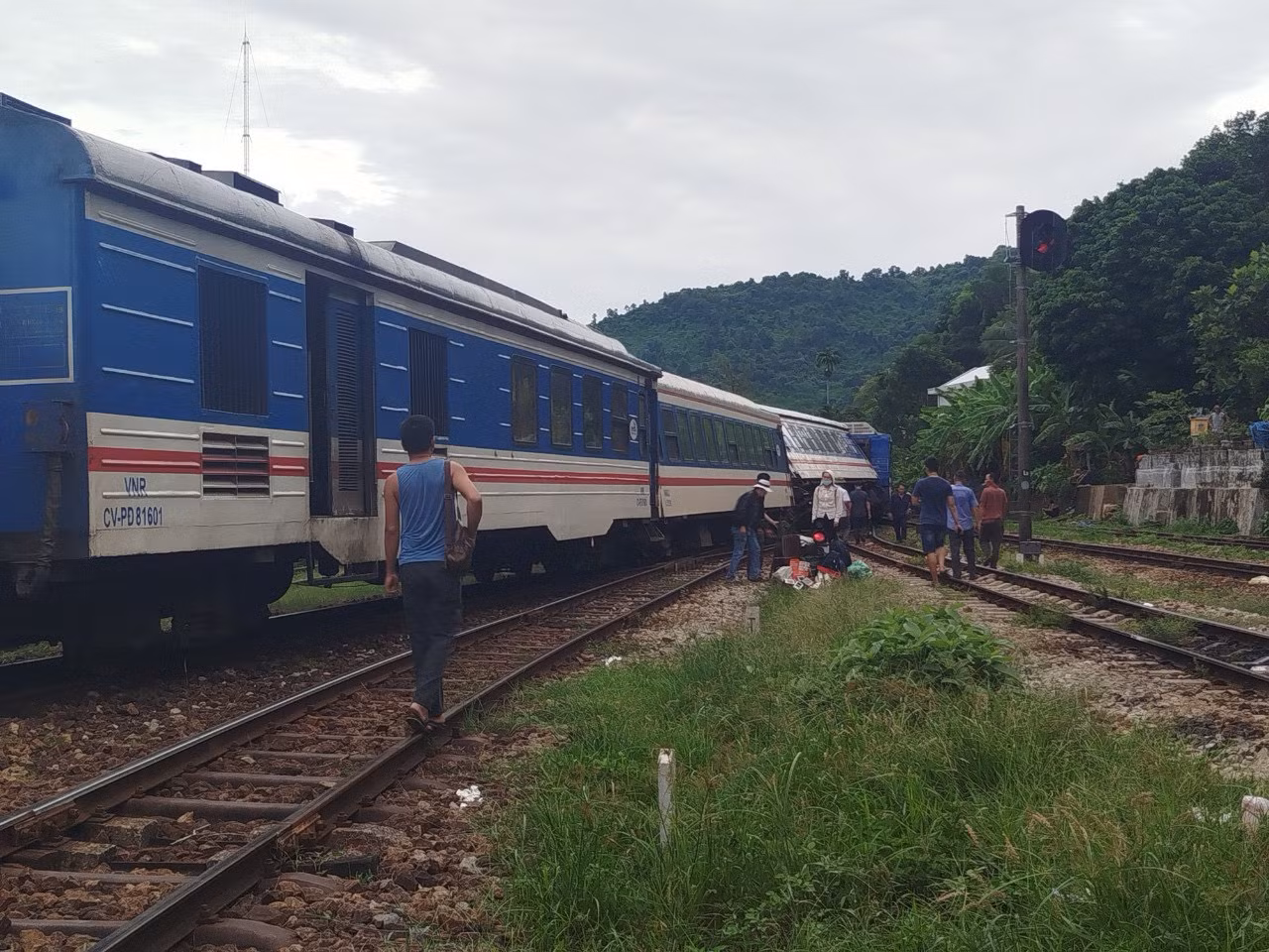 Tàu sắt Bắc - Nam chở khách trật bánh 2 toa khi vào khu gian ga Lăng Cô -0