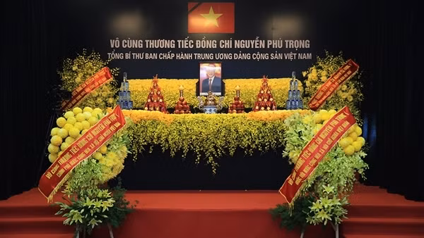 Những dòng người nối dài không dứt ở Lễ viếng tại thôn Lại Đà