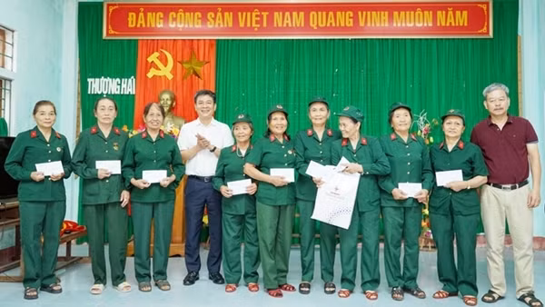 Đảng ủy EVNNPC thăm, tặng quà Đại đội nữ pháo binh Ngư Thủy