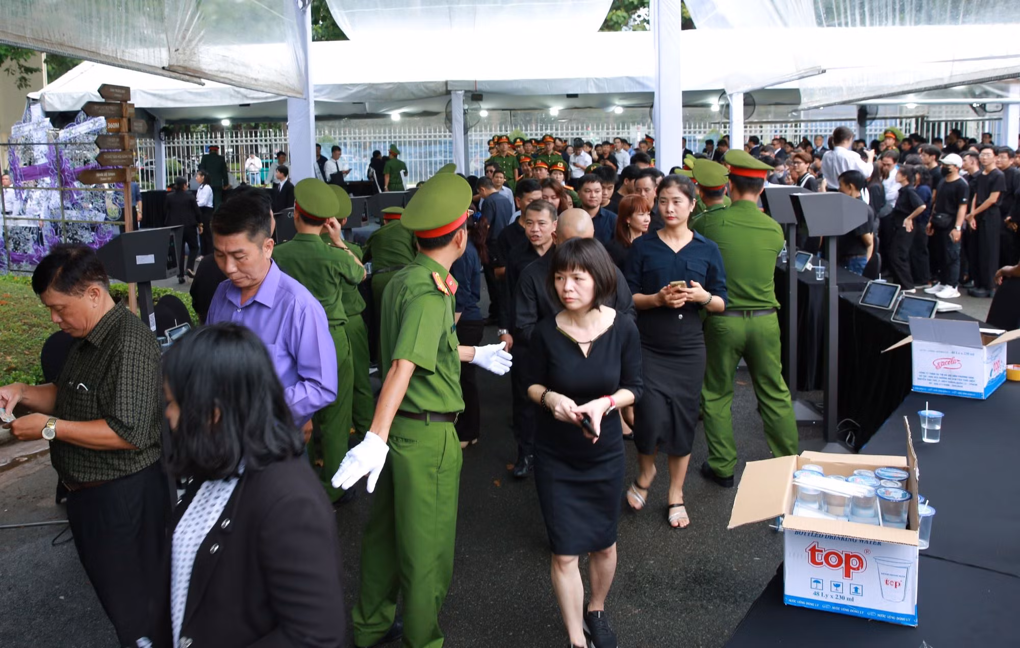 Hàng chục ngàn người dân đứng chờ nhiều giờ để vào viếng Tổng Bí thư -1