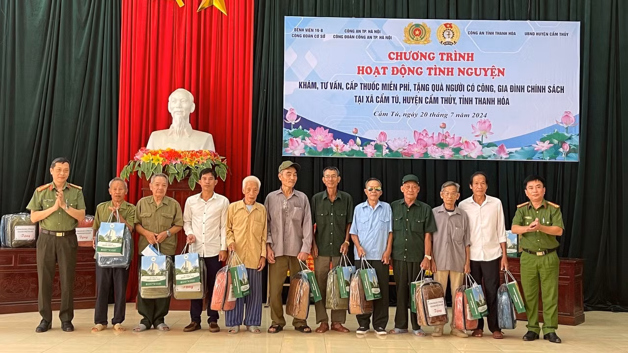 Khám bệnh, cấp phát thuốc miễn phí cho nhân dân xã Cẩm Tú -0