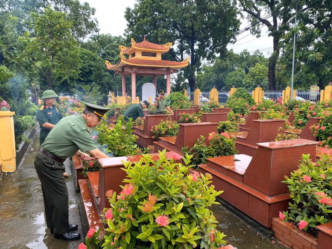 Viện Khoa học và công nghệ dâng hương tri ân các anh hùng, liệt sĩ tại Nghĩa trang liệt sĩ xã Lại Yên -0