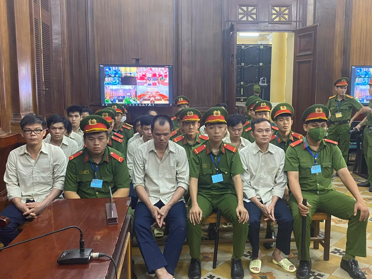 Ông chủ các trung tâm đăng kiểm miền Tây đưa tiền cho Cục trưởng theo định kỳ -0