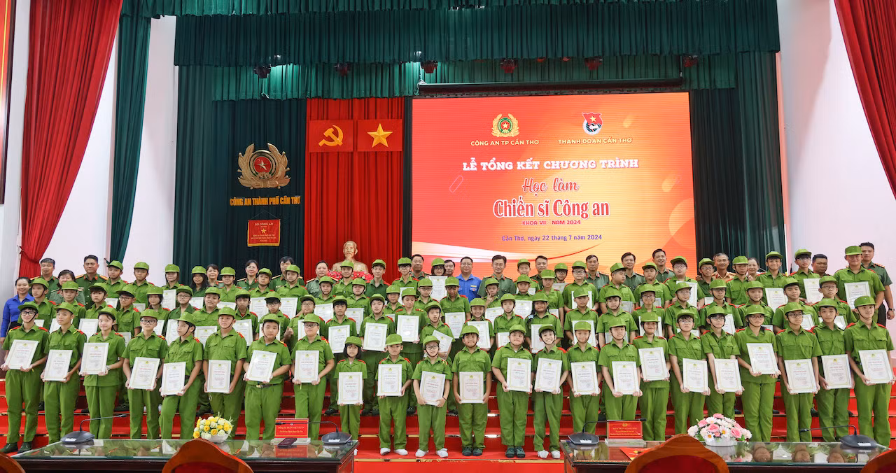Bản lĩnh, tự tin và trưởng thành hơn qua chương trình “Học làm chiến sĩ Công an” -0