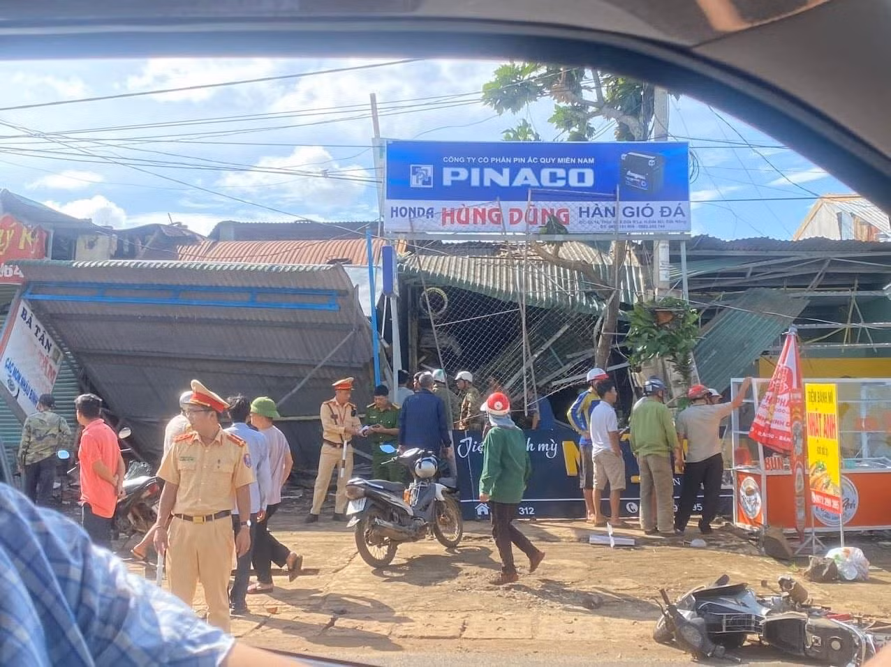 Xe Container lao vào nhà dân, 3 người tử vong -0