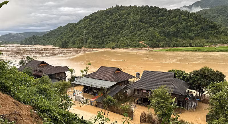 Yêu cầu Thủy điện Hòa Bình đóng 1 cửa xả đáy -0