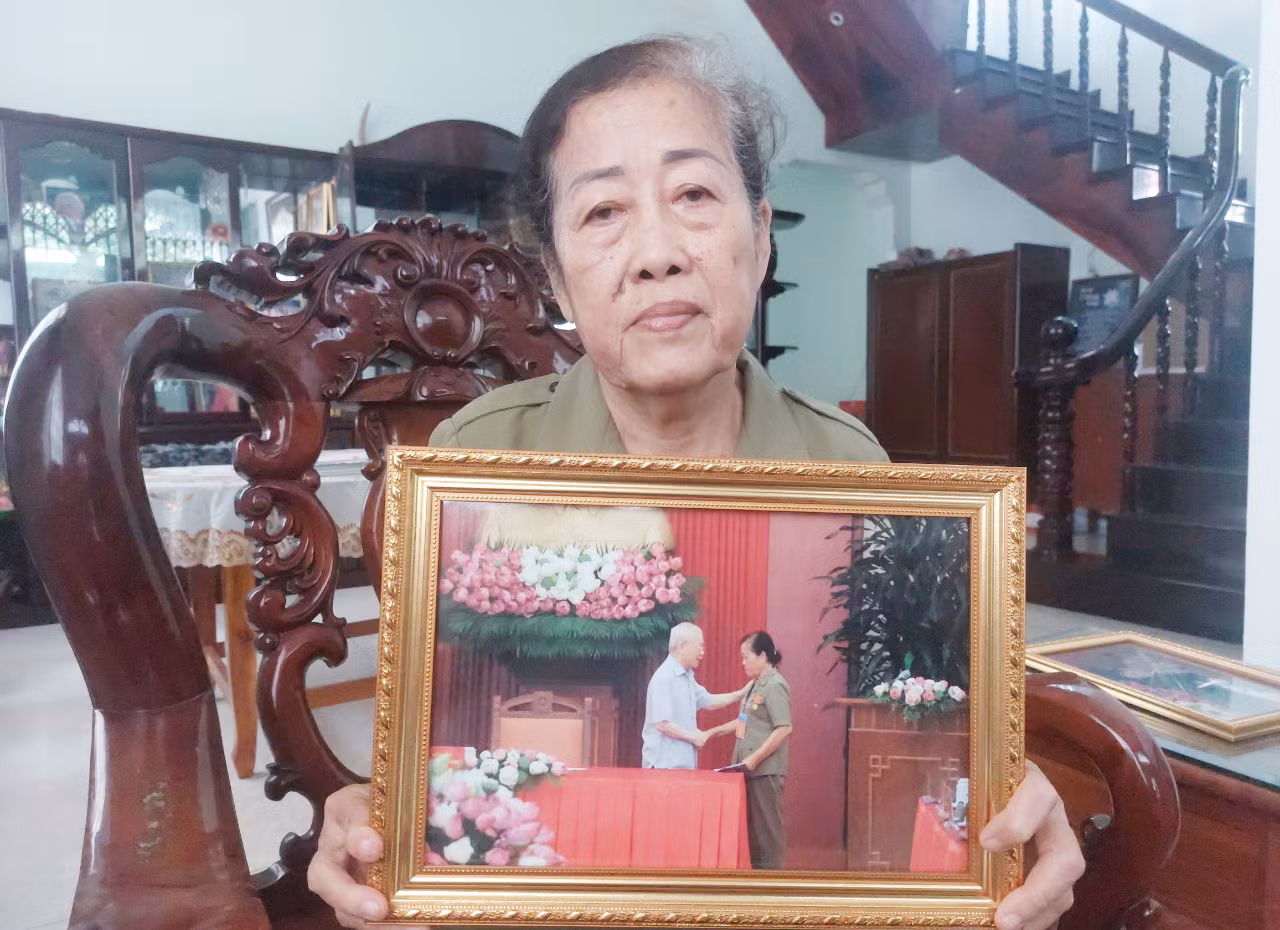 Nữ Anh hùng du kích Ngã Năm với tấm ảnh quý báu với Tổng Bí thư Nguyễn Phú Trọng -1