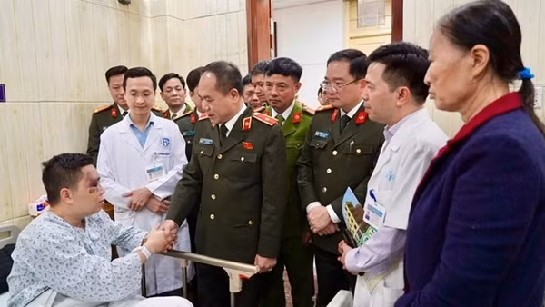 Giám đốc Công an Hà Nội thăm hỏi cán bộ bị thương khi làm nhiệm vụ