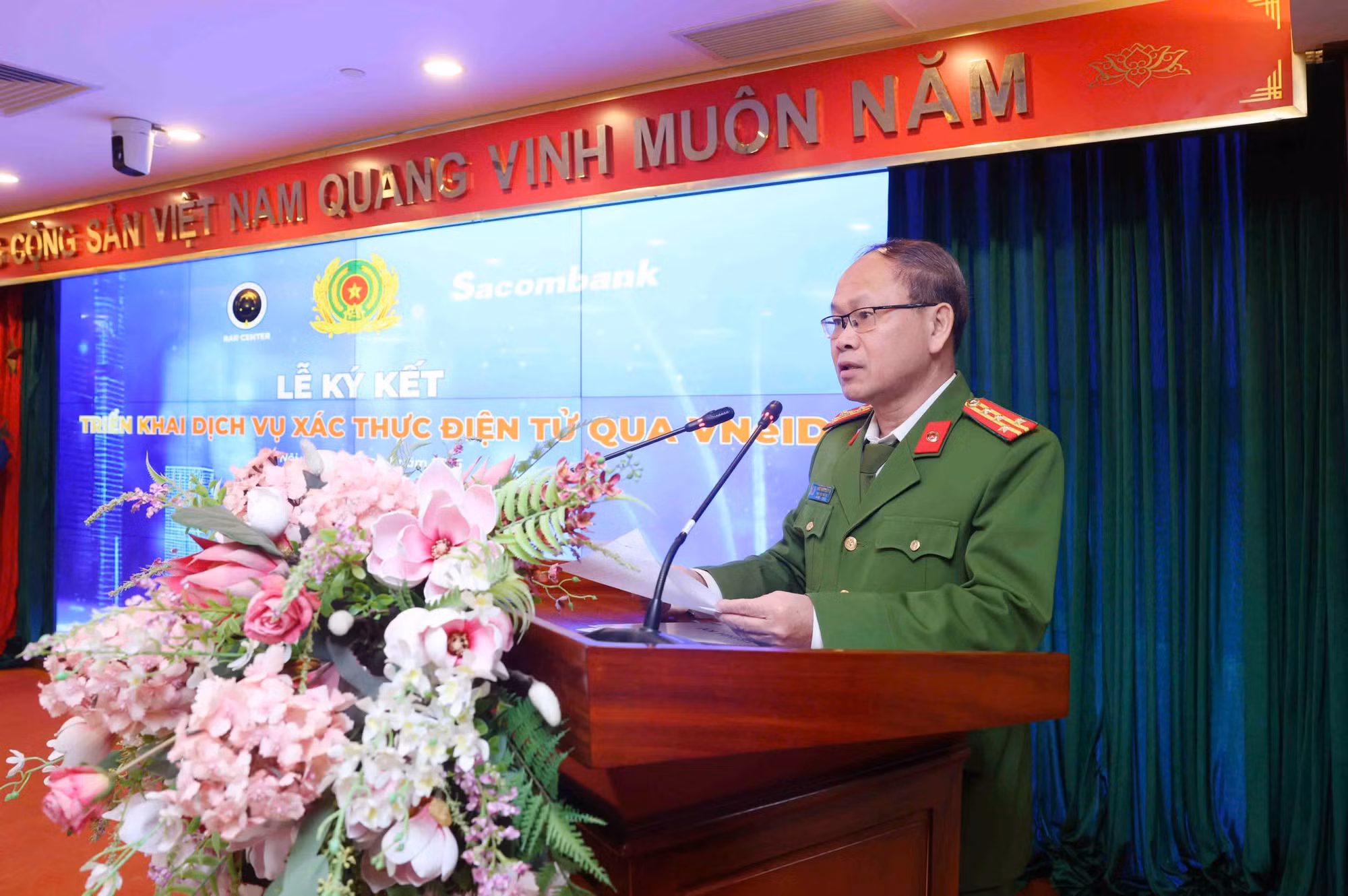 Lễ ký kết triển khai dịch vụ xác thực điện tử qua VNeID tại ngân hàng -0