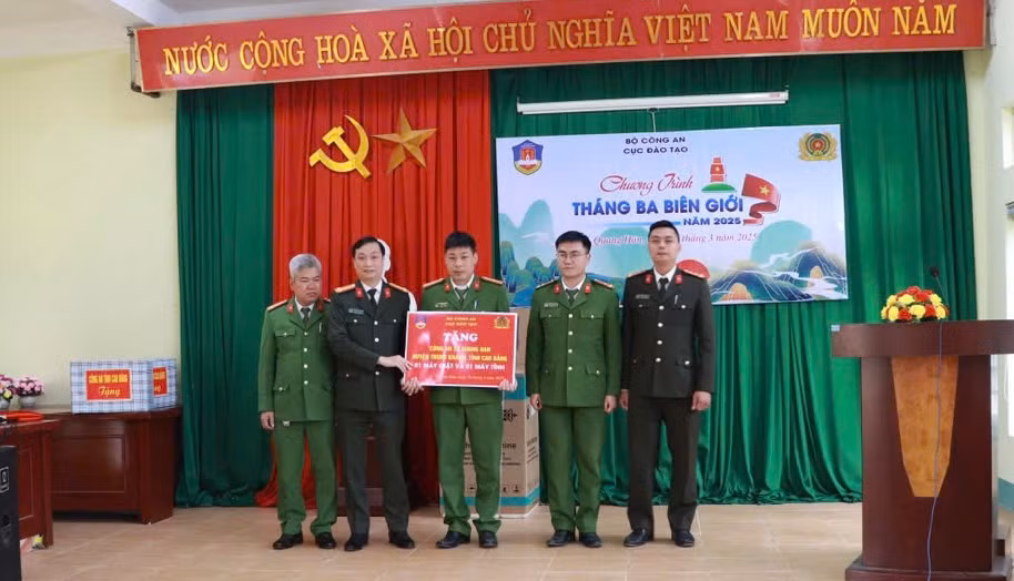 Cục Đào tạo tặng quà cho Công an xã và gia đình chính sách tại Cao Bằng -0