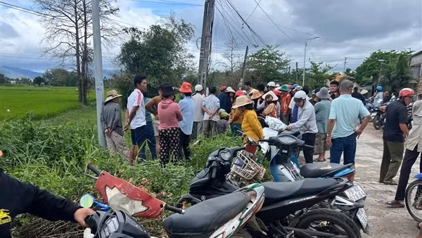 Người phụ nữ tử vong bất thường bên cạnh xe máy dưới mương nước