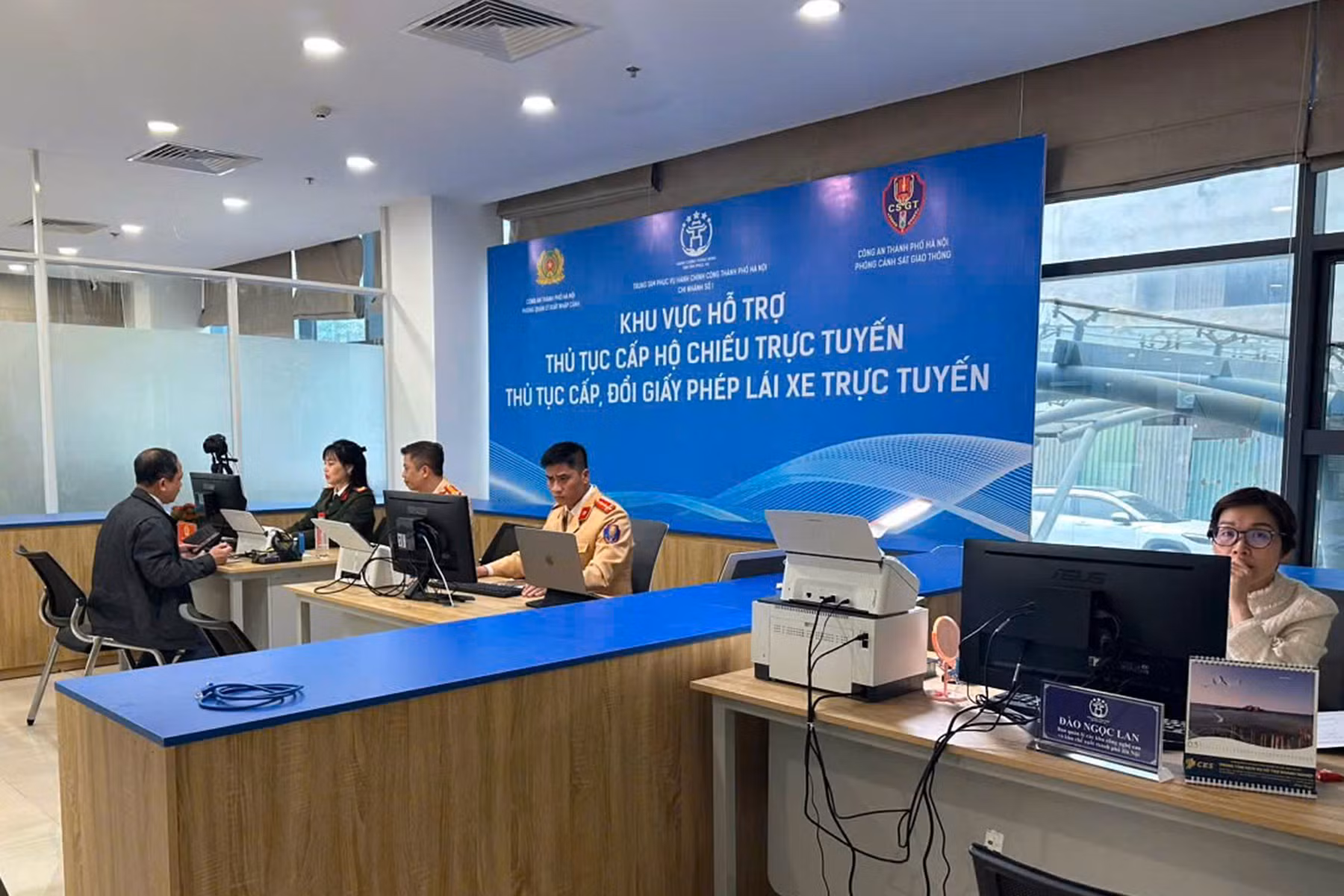 Trung tâm Phục vụ hành chính công Hà Nội: Tiết kiệm thời gian đi lại, giảm chi phí cho người dân -0