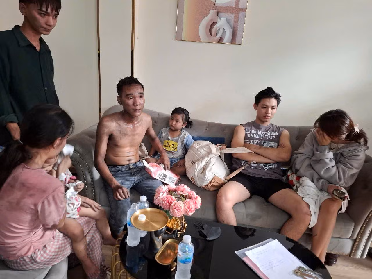 Giải cứu 6 người thoát khỏi đám cháy khách sạn 6 tầng -0