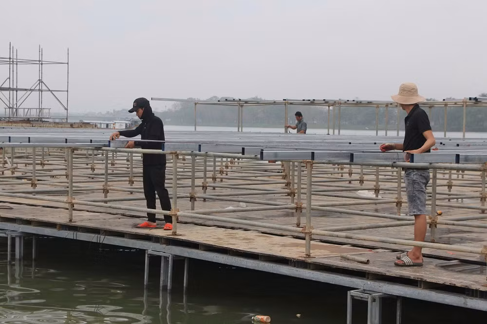 Gấp rút thi công sân khấu nổi trên sông Hương để phục vụ chương trình nghệ thuật đêm khai mạc Năm Du lịch quốc gia -0