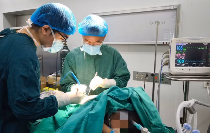 Bị xô ngã, học sinh lớp 2 vô tình phát hiện khối u phổi hiếm gặp -0