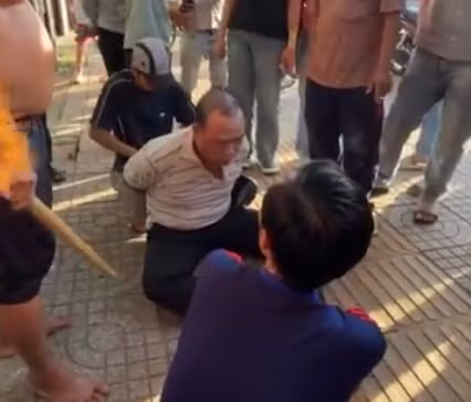 Tên cướp giật tiệm vàng khai gì? -0