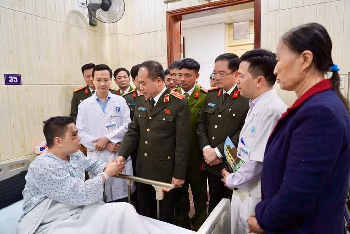 Giám đốc Công an TP Hà Nội thăm hỏi, động viên cán bộ bị thương khi làm nhiệm vụ -0