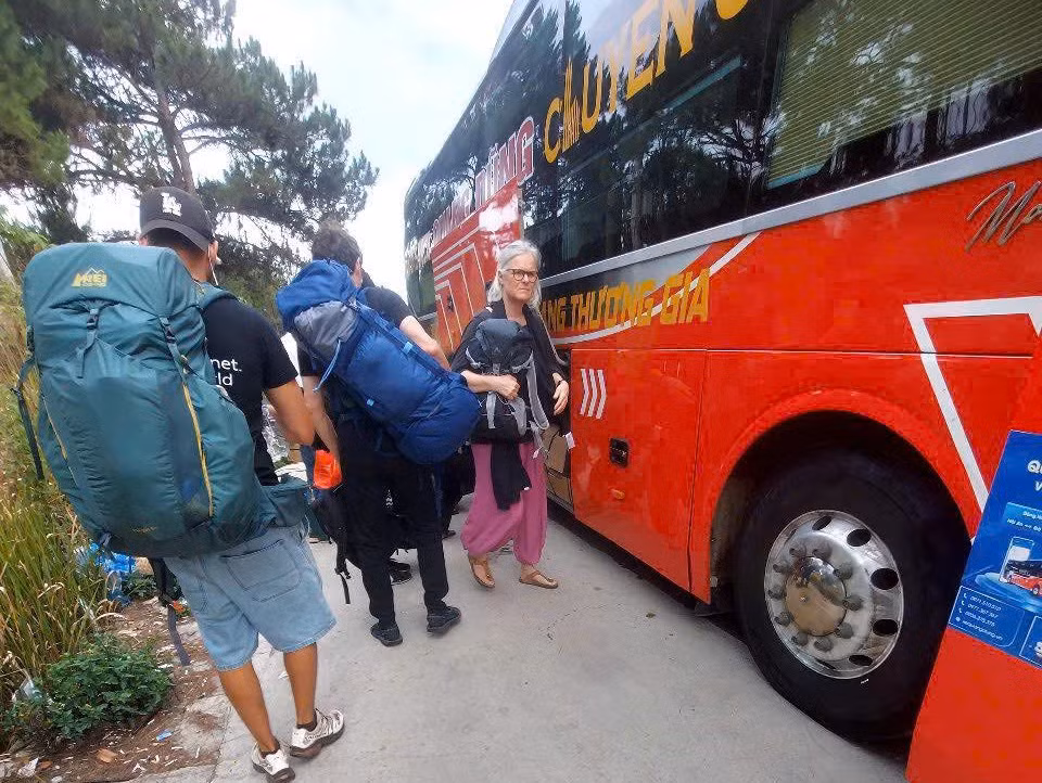 Xử lý hàng loạt xe khách đậu đỗ, đón trả khách không đúng quy định -0