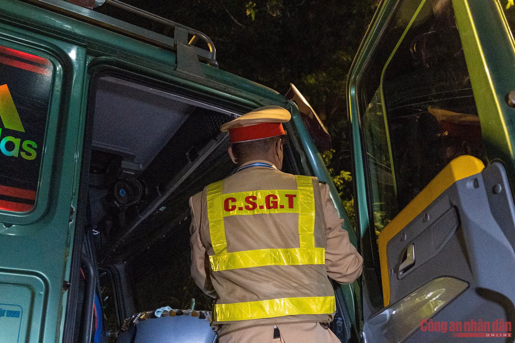 Xuyên đêm cùng CSGT 