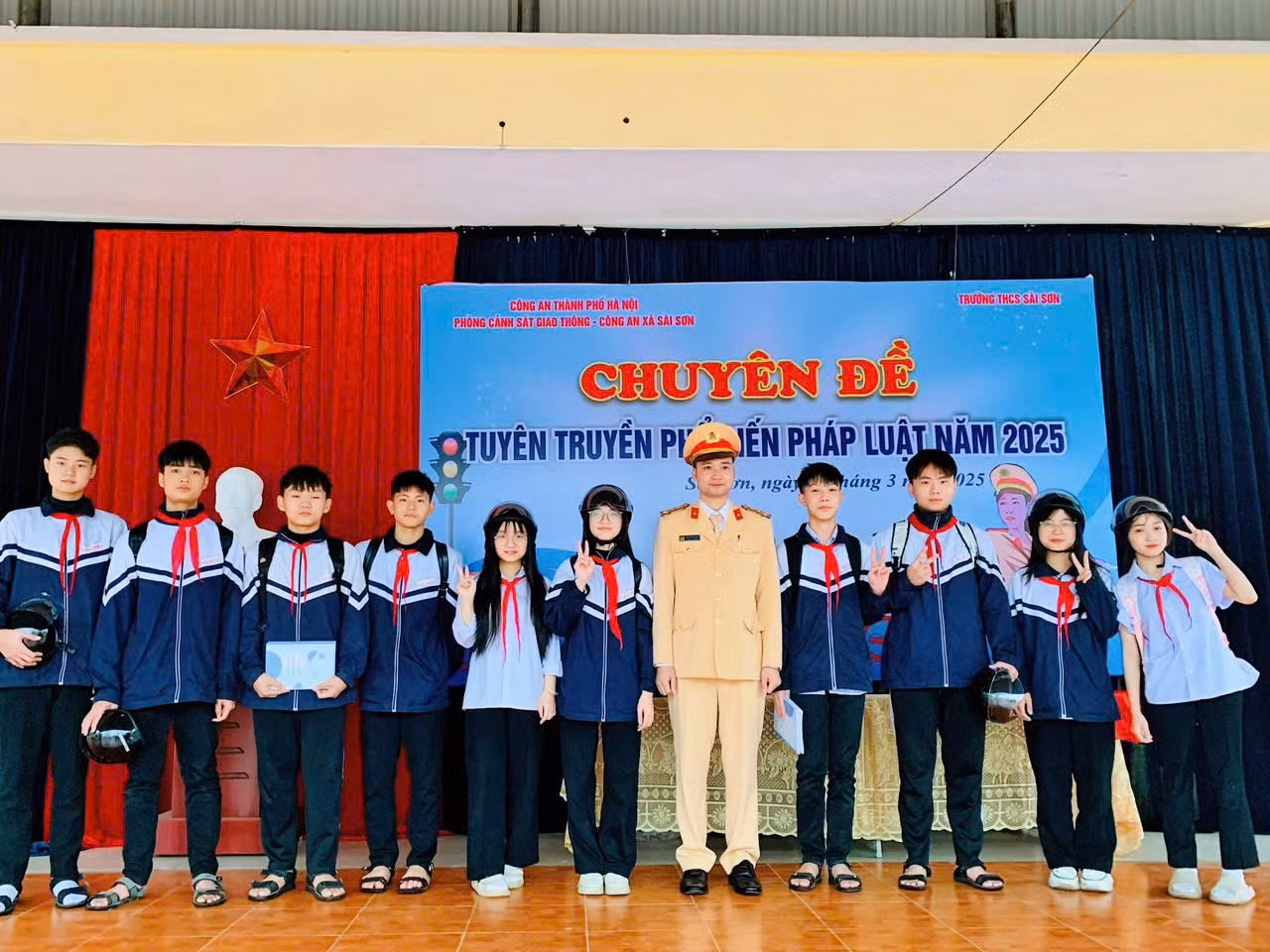 Học sinh Hà Nội nghe cán bộ CSGT tuyên truyền an toàn giao thông -0