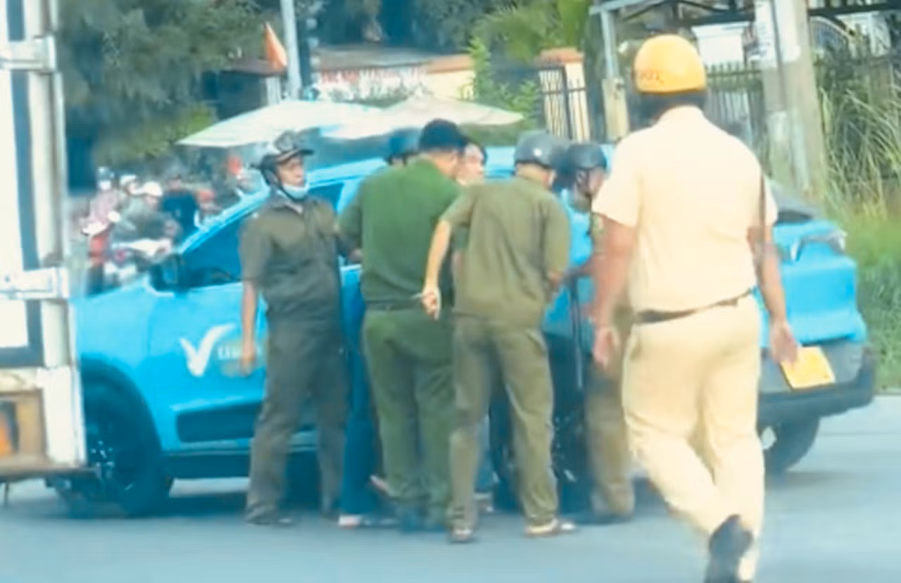 Đang làm rõ hành vi của người đàn ông cầm hung khí chặn xe taxi vì nghi vợ ở bên trong -0