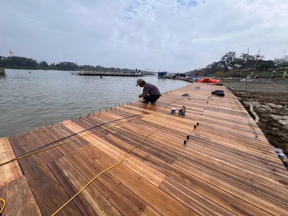 Gấp rút thi công sân khấu nổi trên sông Hương để phục vụ chương trình nghệ thuật đêm khai mạc Năm Du lịch quốc gia -0
