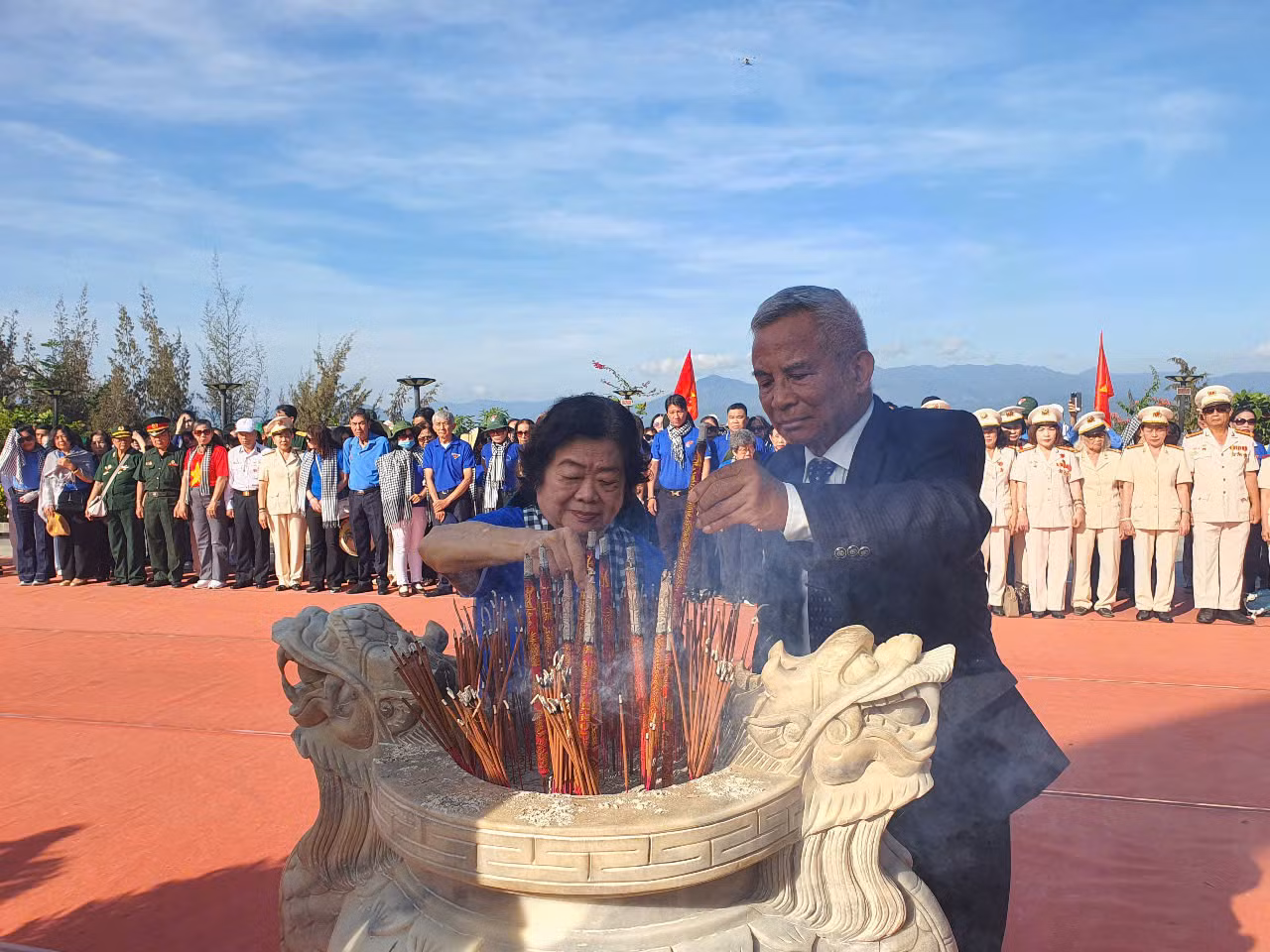 Hàng ngàn người dâng hương tưởng niệm 64 liệt sĩ Gạc Ma -0